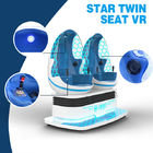 Dois assentos fazem sinal o cinema 9D da cadeira ao azul da máquina de jogo da realidade virtual com cor branca