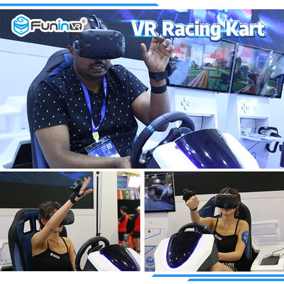 Simulador do movimento da motocicleta de VR com a motocicleta da realidade virtual que compete jogos