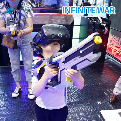 Simulador da realidade virtual de opinião do vídeo 360 que levanta-se a guerra infinita