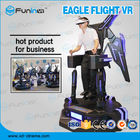 De um jogador levante-se o preto do simulador do voo VR com luzes do diodo emissor de luz para o supermercado
